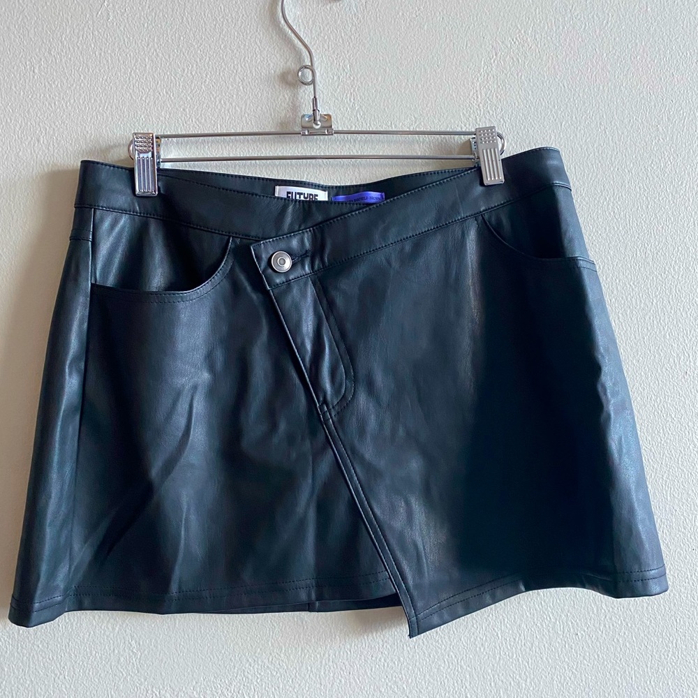 Black moto pleather skirt